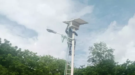 La commune remplace les lampadaires défectueux pour renforcer l’éclairage public dans ses villages