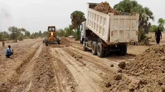 Travaux de rechargement des routes dans les villages Pouss