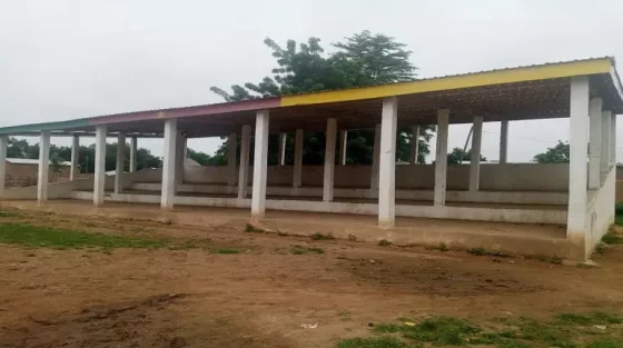 Construction d&rsquo;une tribune à la place de fête de pouss