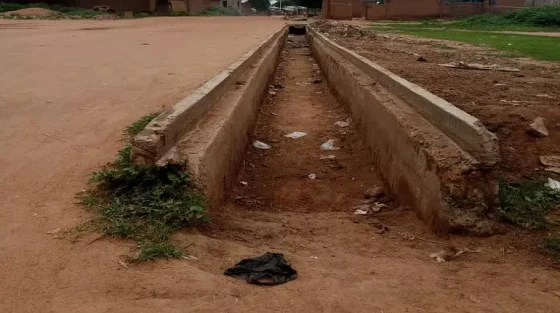 Des canaux d&rsquo;évacuation d&rsquo;eau en saison pluvieuse
